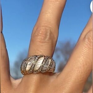 VINTAGE MOTHER OF PEAR DIAMOND 18K YELLOW GOLD BAND RING SZ APPROX 5.5